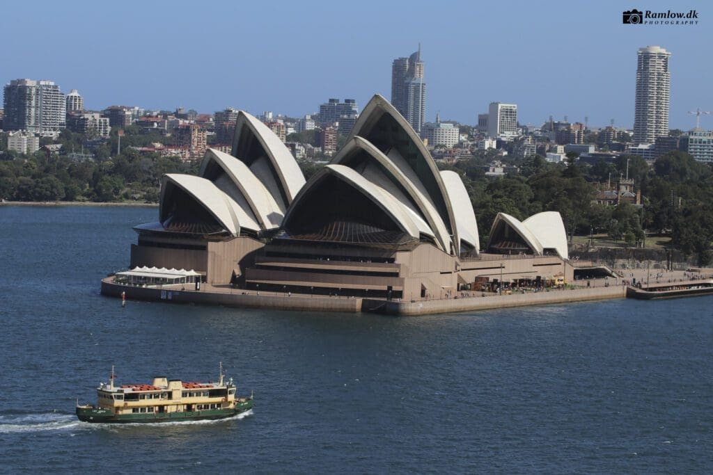 Jorden Rundt – Operahuset i Sydney, Australien med færge i forgrunden, set fra Sydney Harbour Bridge