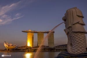 Kategori: Jorden Rundt – Marina Bay Sands og Merlion i aftenlys i Singapore