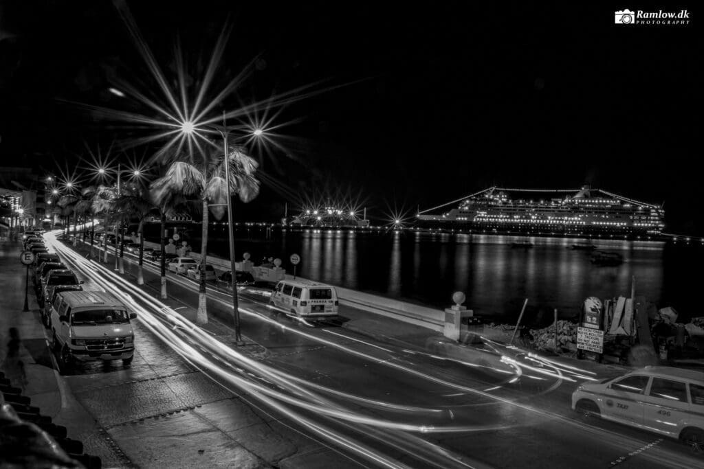 Jorden Rundt – havnepromenade og krydstogtskib i San Miguel på Cozumel, Mexico, taget om aftenen med lang lukketid (sort-hvid)