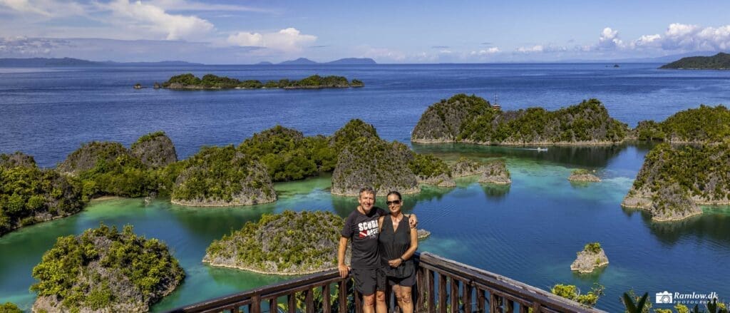 Rejseartikler – Udsigt over Fam Islands i Raja Ampat med Lisa og Lars Sandager Ramlow i forgrunden