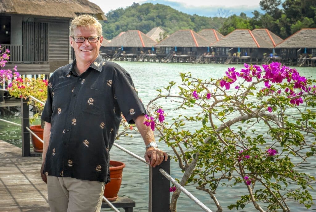 Rejseartikler – portræt af Tomas Kastberg Andersen foran vandvillaer på Gaya Island ved Borneo