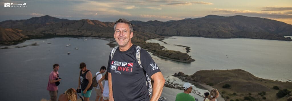 Jorden Rundt – Udsigt over Komodo-øerne og havet i Indonesien fra udsigtspunkt ved Padar Island